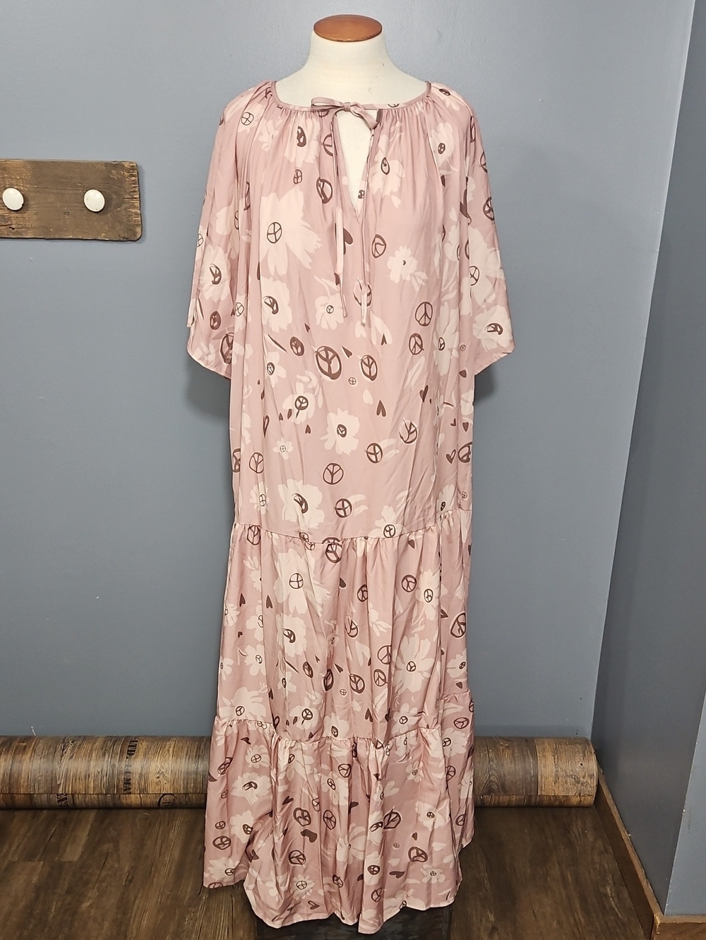 Peace Sign Floral, Full Length Tiered Maxi, Short Sleeve , Ties At Neck , Sz 5X